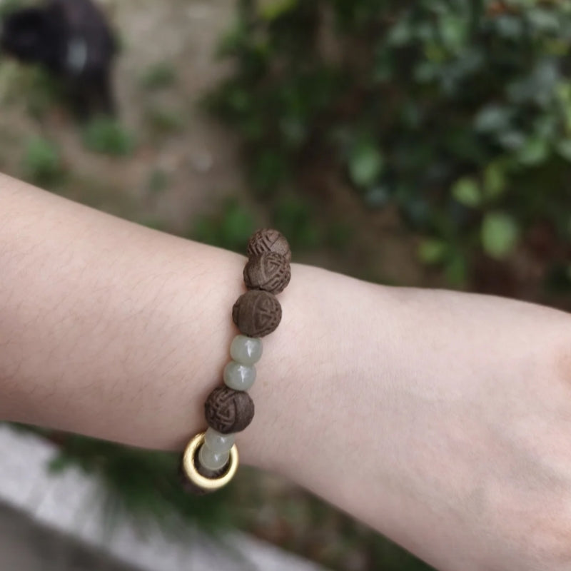 Bead Close-up – Sandalwood and herbal aroma beads with smooth, polished finish